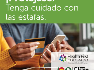 Imagen centrada en las manos de una mujer en una cafetería sosteniendo una tarjeta de crédito y un teléfono móvil junto a los logotipos de Health First Colorado y Child Health Plan Plus con un texto que dice: ¡Alerta de estafa! Cuidado con las estafas telefónicas y por mensajes de texto.